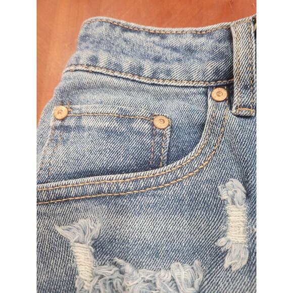 Woman’s Size 3 Almost Famous Cut Off Shorts Well loved - Picture 9 of 12